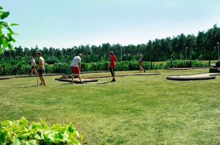 Personen am Golf spielen